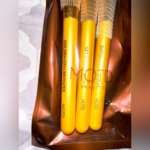 3 piece makeup brush set - Picture 2 of 3